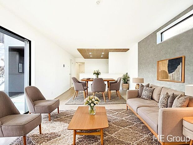 【リビング】アクセントクロスを使用したワンランクアップの空間 ※家具はCGです