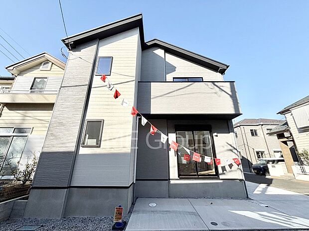 【現地外観写真】洗練された外観、上質な住空間が広がる室内は永く安心して過ごせる住居です。 