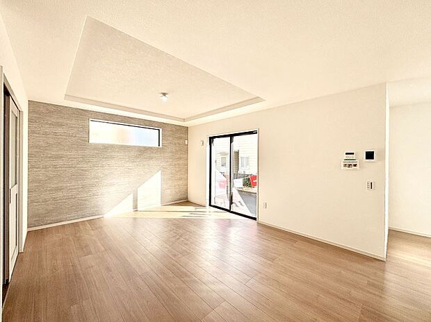 【ダイニング】大きな窓からたっぷりの陽光と風を感じられるリビング  