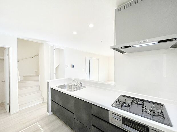 【ダイニングキッチン】ゆとりあるキッチンではご家族と楽しくお料理ができます。