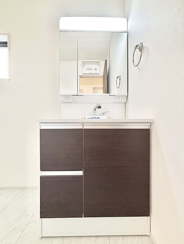 【洗面台・洗面所】三面鏡が嬉しい洗面化粧台です。