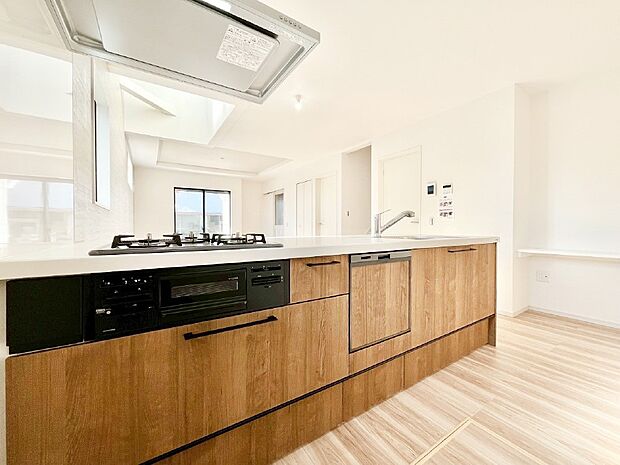 【ダイニングキッチン】リビングで遊ぶお子様を見守りながらお料理ができる対面キッチン。  