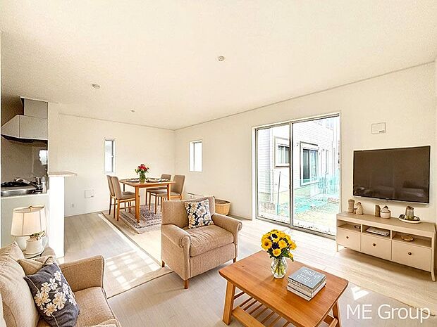 【リビング】ご家族の賑やかな話し声で包まれる明るいリビング  ※家具はCGです