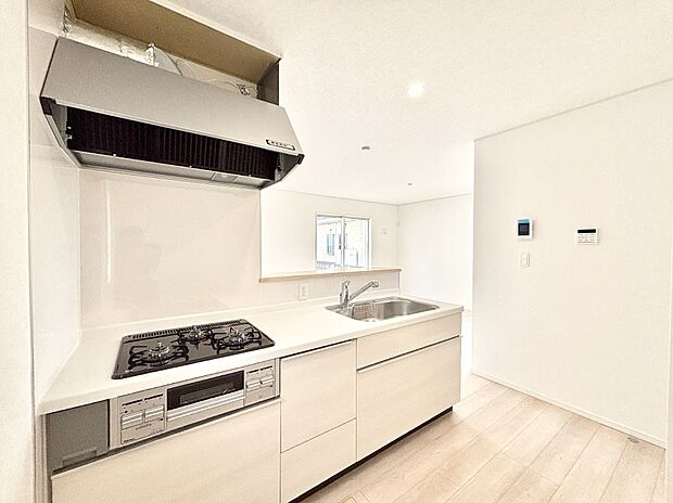 【ダイニングキッチン】料理をしながらでもご家族との会話を楽しめる対面キッチン