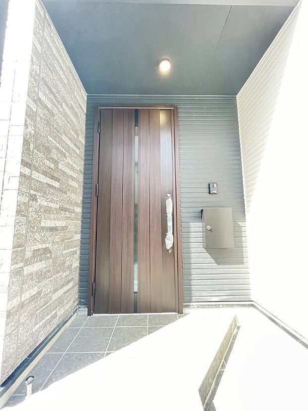【玄関】玄関前は雨が降っても濡れにくい屋根付き