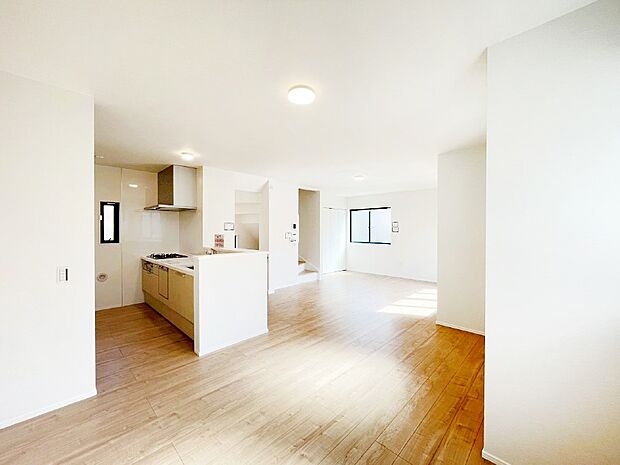 【リビングダイニング】2階リビングはおひさまの光をたっぷりと取りこめ、ゆったりと過ごせます