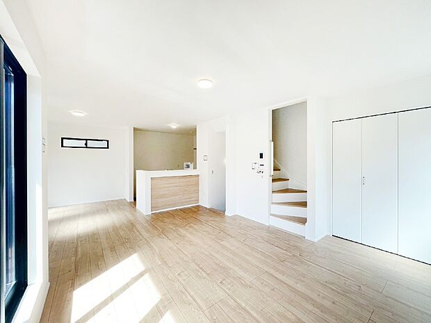 【ダイニング】リビング階段、毎日大切な家族とコミュニケーションがとれる家族思いの間取り