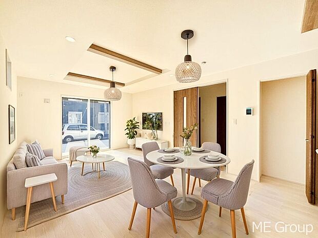 【リビング】ご家族の賑やかな話し声で包まれる明るいリビング  ※家具はCGです