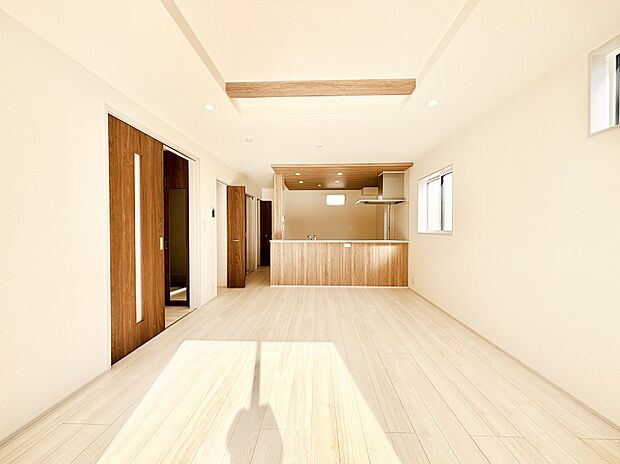 【リビングダイニング】明るい陽光が注ぎ、寛ぎの雰囲気に満たされるリビング・ダイニング。 