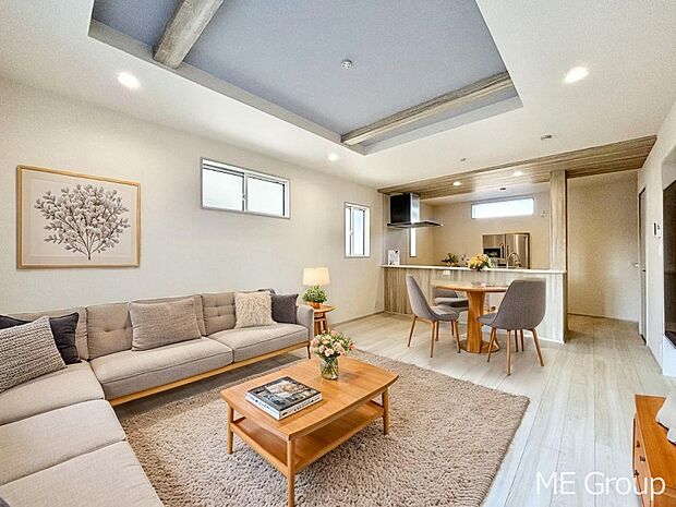 【リビング】ご家族の賑やかな話し声で包まれる明るいリビング ※家具はCGです