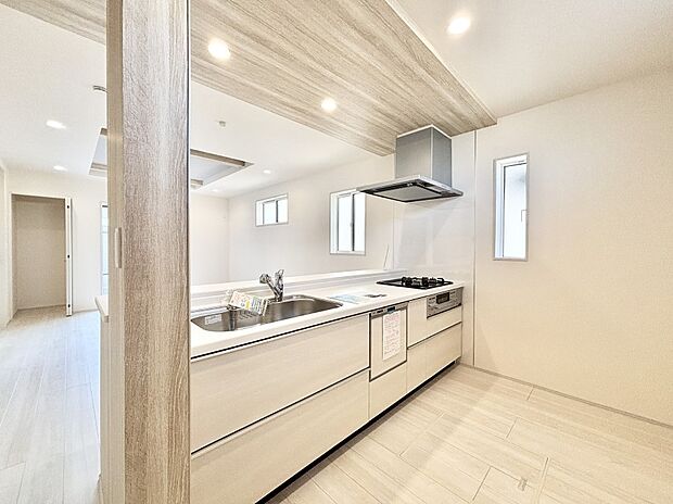 【ダイニングキッチン】ポップアップ天井が素敵なキッチン!窓があるので採光もとれ換気にも役立ちます。