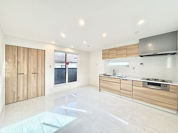 【リビングダイニング】明るい陽光が注ぎ、寛ぎの雰囲気に満たされるリビング・ダイニング。