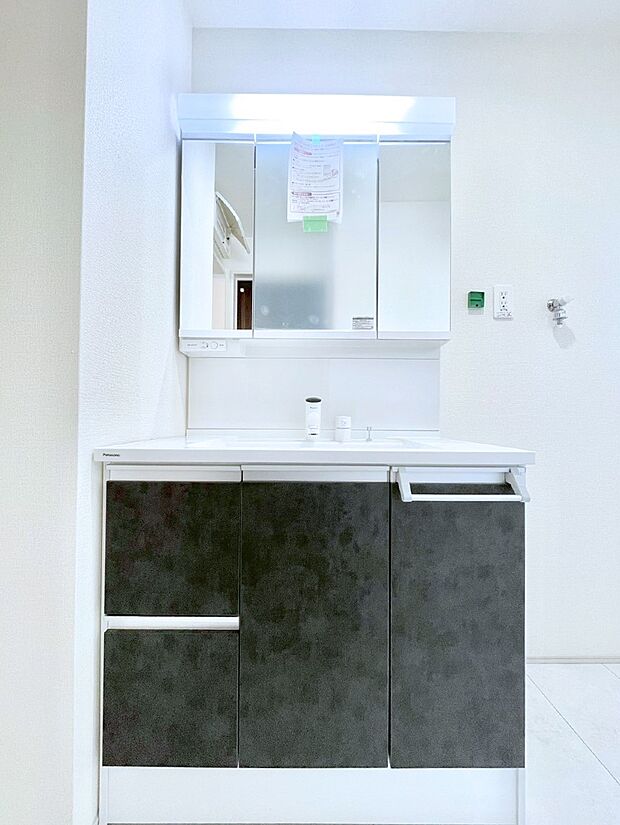 【洗面台・洗面所】大きく見やすい三面鏡で清潔感ある洗面台は、身だしなみチェックや肌のお手入れにおすすめです。