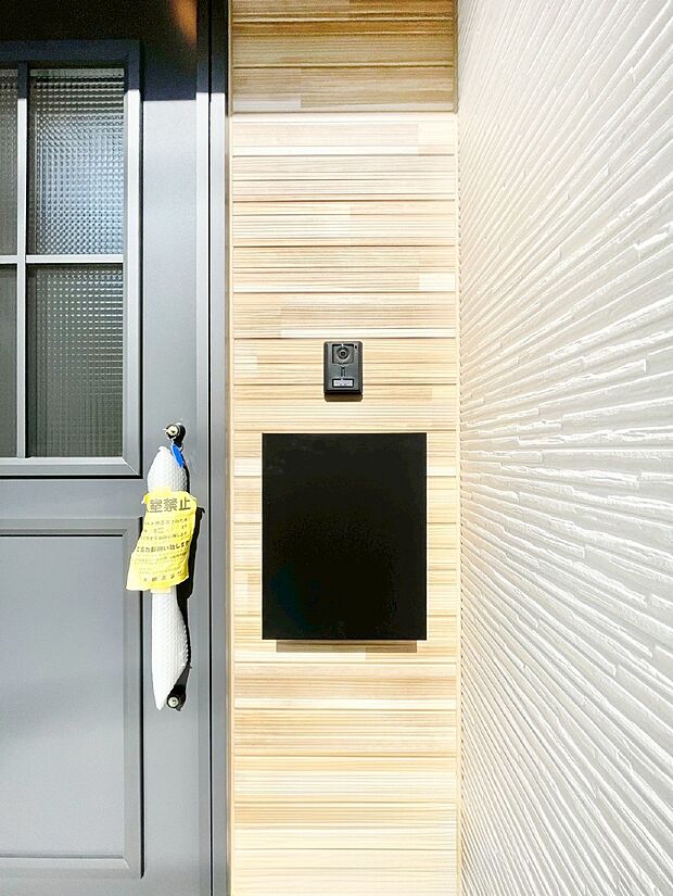 【その他現地】シンプルデザインのポスト。