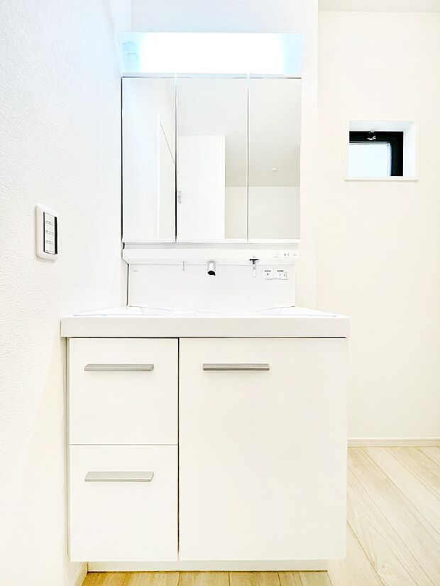 【洗面台・洗面所】スタイリングに便利な三面鏡、ミラーキャビネットで細かい物スッキリ