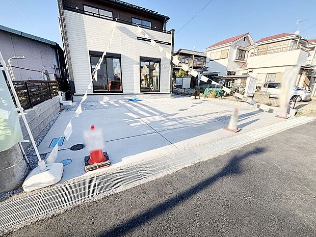 【駐車場】車の出し入れスムーズ！並列駐車3台分のカースペース付きです。