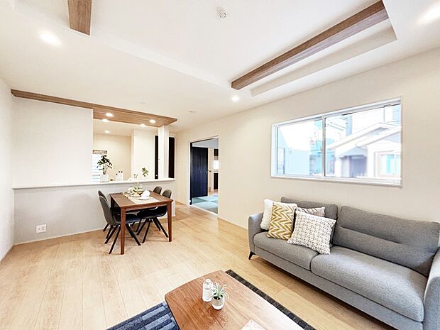 【ダイニング】隣接の和室を開放すればさらに広々空間に