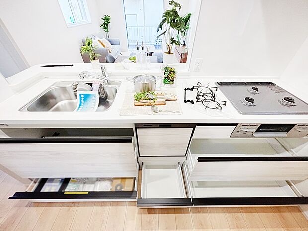 【その他設備(スライド収納)】広々としたシンクでお料理やお皿洗いもラクラク快適に！