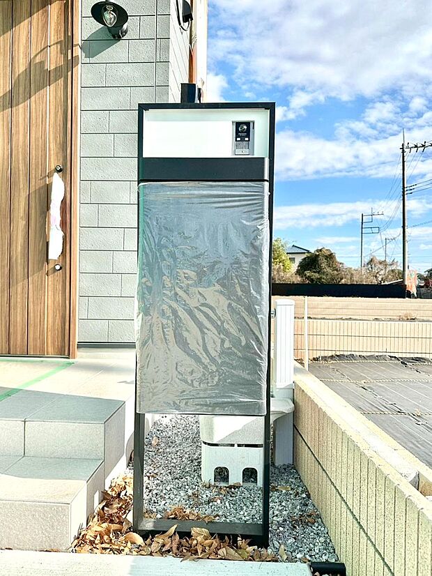 【その他現地】シンプルデザインのポスト。