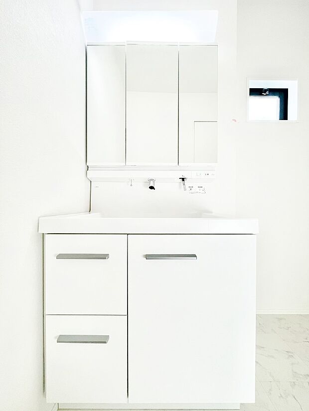 【洗面台・洗面所】スタイリングに便利な三面鏡、ミラーキャビネットで細かい物スッキリ