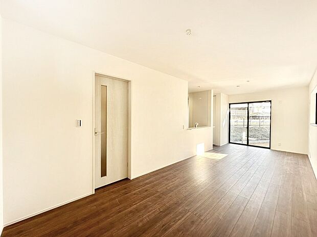 【ダイニング】明るい陽光が注ぎ、寛ぎの雰囲気に満たされるダイニング。