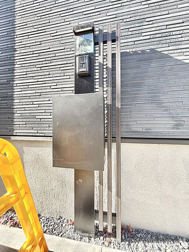 【その他現地】シンプルデザインのポスト。