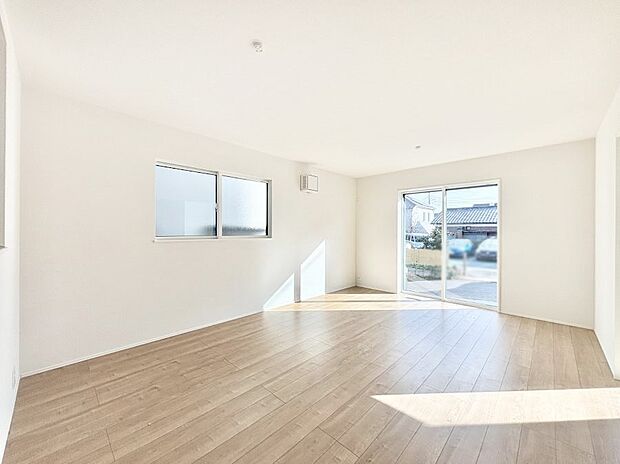 【ダイニング】明るい陽光が注ぎ、寛ぎの雰囲気に満たされるダイニング。