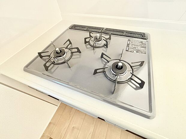 【その他設備(三ツ口コンロ)】三口ガスコンロでお料理が一気にはかどりそう。