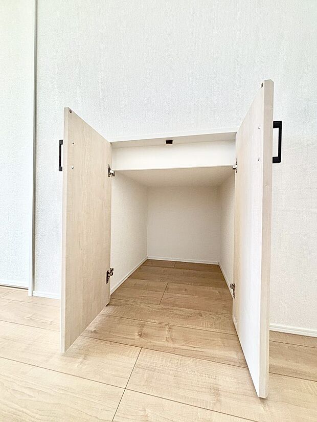 【その他設備(キッチン横収納)】食材のストックはもちろん、日用品の収納など使い方はいろいろ!