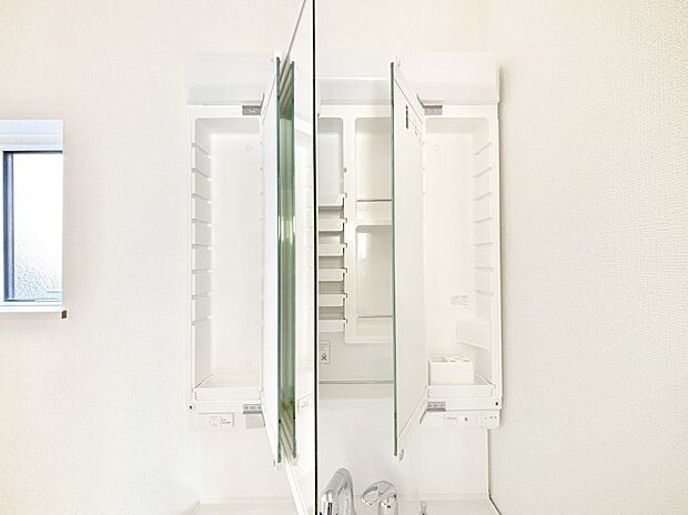 【その他設備(三面鏡裏収納)】三面鏡の裏に、化粧品や衛生用品などを収納可能。洗面台をすっきりと保ちます!