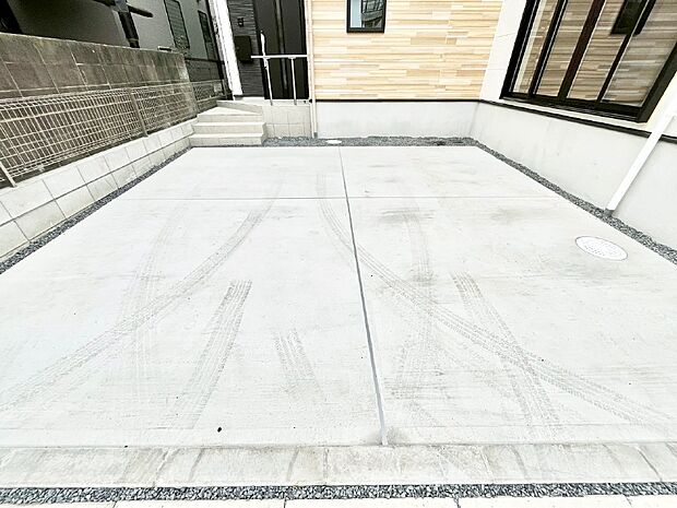 【駐車場】駐車2台可能！急なお客様の駐車に。また、ご家族の自転車スペースとしても大活躍。