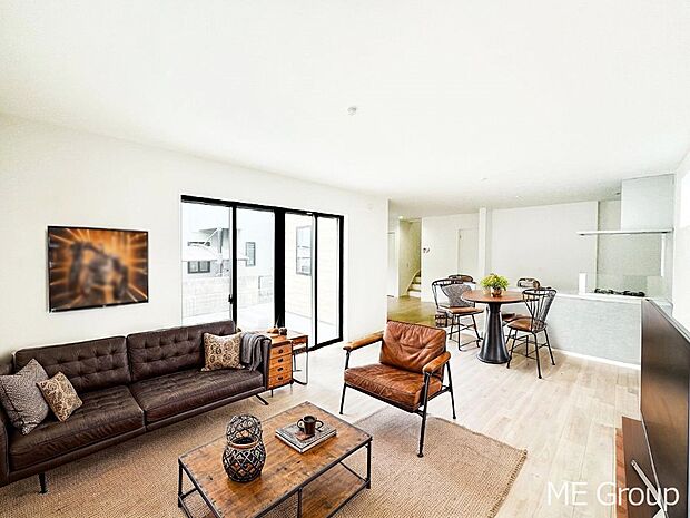 【リビング】開放感溢れる広々リビングで家族団らんが楽しめます　※家具はCGです