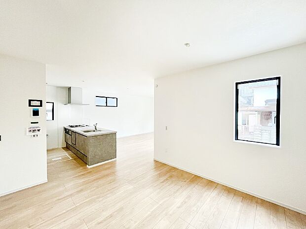 【リビングダイニング】明るい陽光が注ぎ、寛ぎの雰囲気に満たされるリビング・ダイニング。 