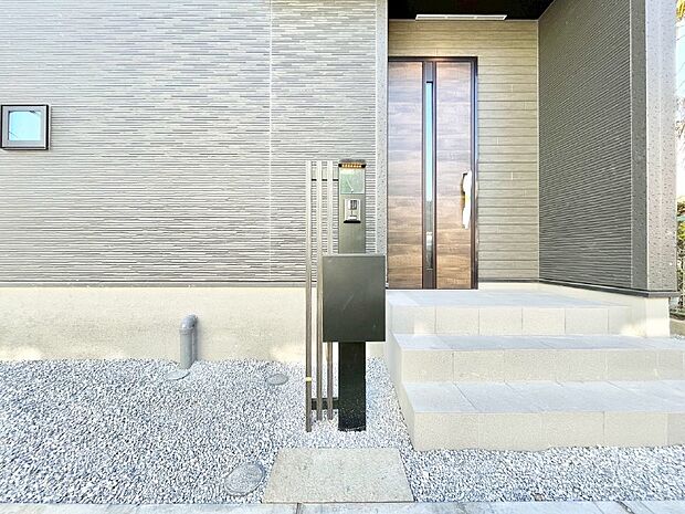 【その他現地】シンプルデザインのポスト。