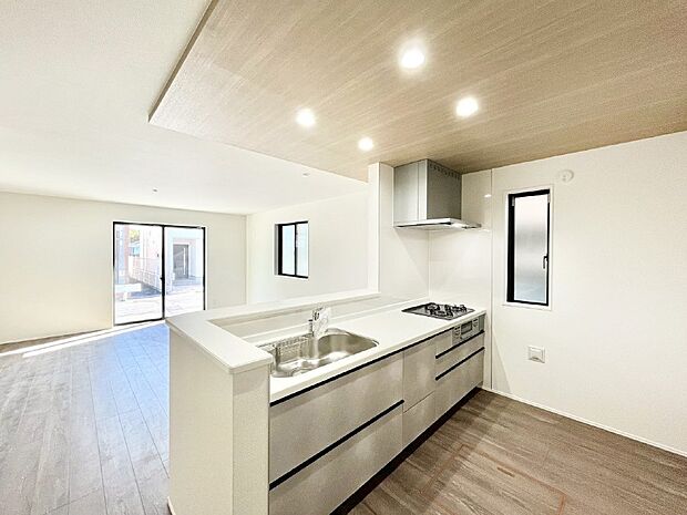 【ダイニングキッチン】リビングで遊ぶお子様を見守りながらお料理ができる対面キッチン。