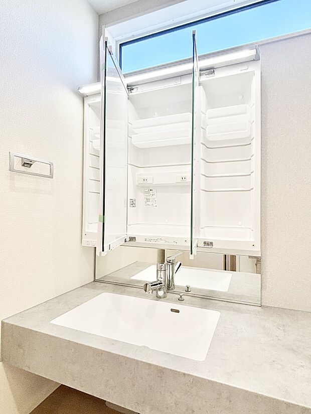 【その他設備(三面鏡裏収納)】三面鏡の裏に、化粧品や衛生用品などを収納可能。洗面台をすっきりと保ちます！