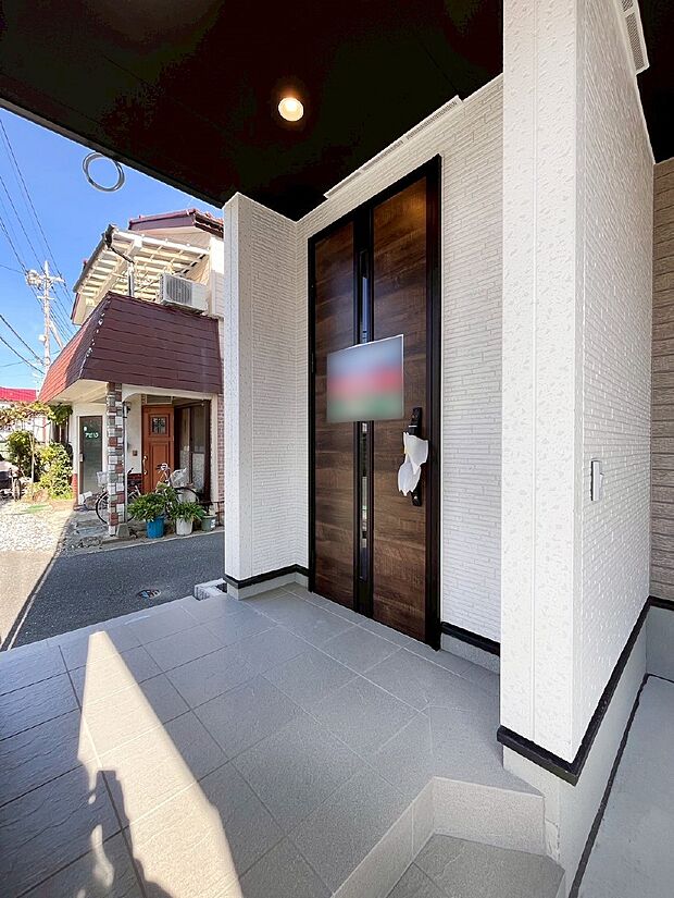 【玄関】玄関前は雨が降っても濡れにくい屋根付き