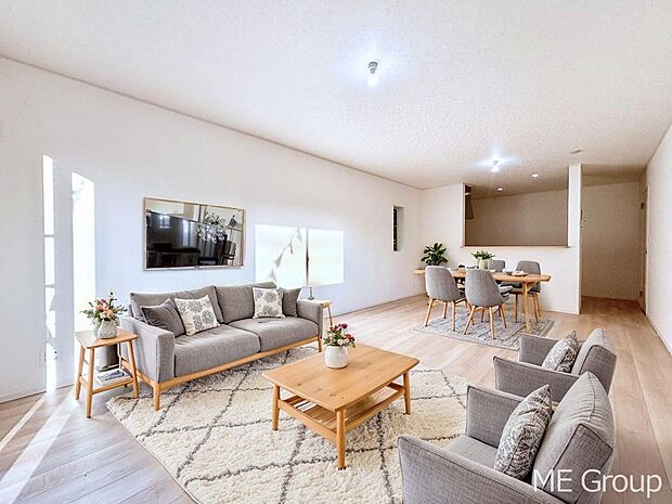 【リビング】ご家族の賑やかな話し声で包まれる明るいリビング ※家具はCGです