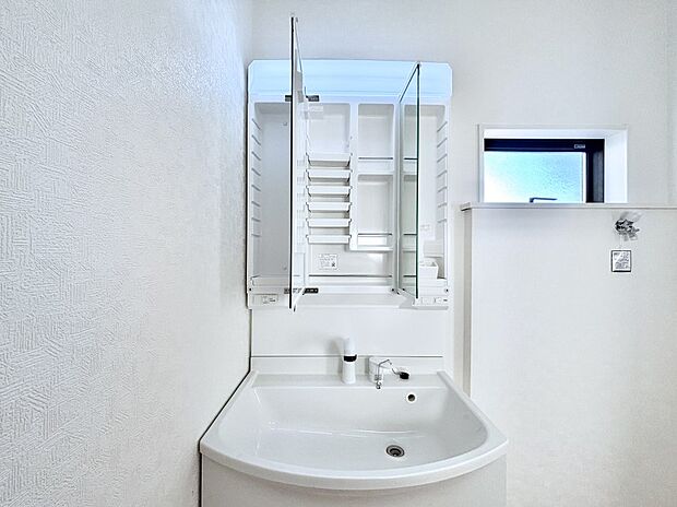 【その他設備(三面鏡裏収納)】三面鏡の裏に、化粧品や衛生用品などを収納可能。洗面台をすっきりと保ちます!