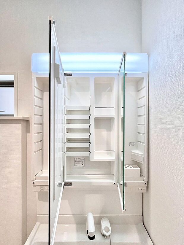 【その他設備(三面鏡裏収納)】三面鏡の裏に、化粧品や衛生用品などを収納可能。洗面台をすっきりと保ちます！