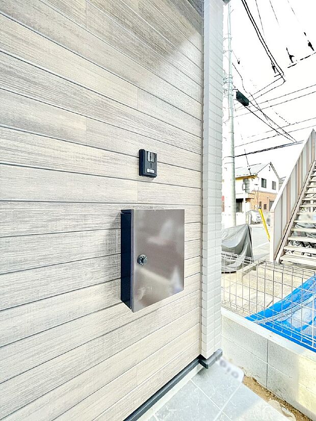 【その他現地】シンプルデザインのポスト。