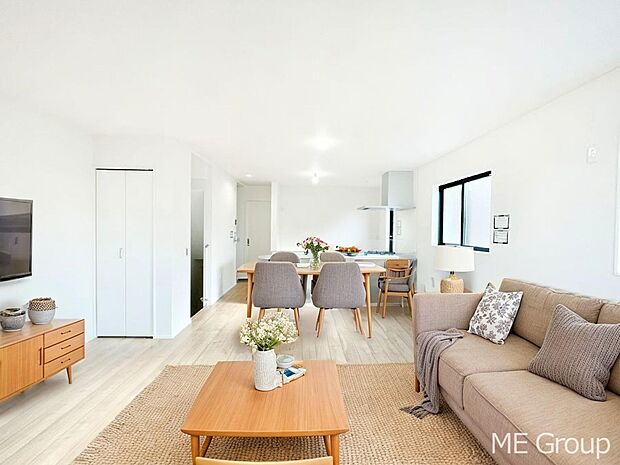 【リビング】対面キッチン＆リビングイン階段を採用した家族の絆深まるＬＤＫ　※家具はCGです