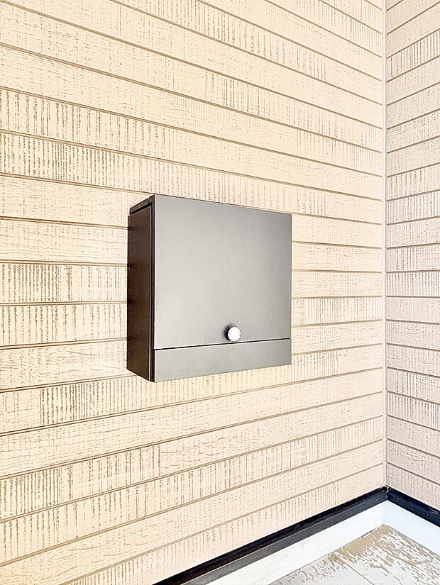 【その他現地】シンプルなデザインのポスト