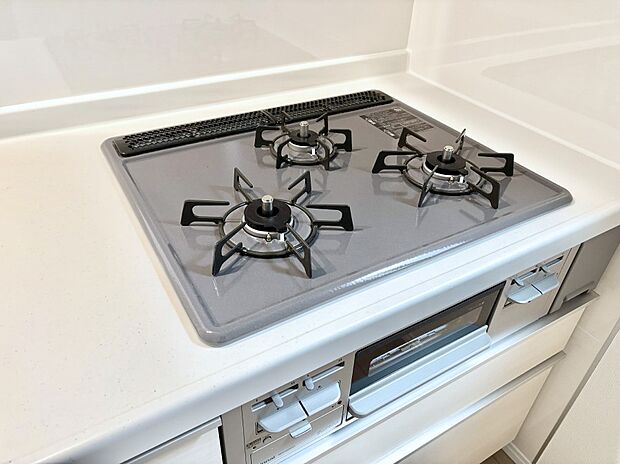 【その他設備(Siセンサーコンロ)】ガスコンロはSiセンサー搭載。火力調節や焦げ付き・消し忘れも防いでくれます。