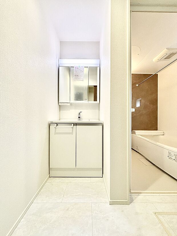 【洗面台・洗面所】大きく見やすい三面鏡で清潔感ある洗面台は、身だしなみチェックや肌のお手入れにおすすめです。