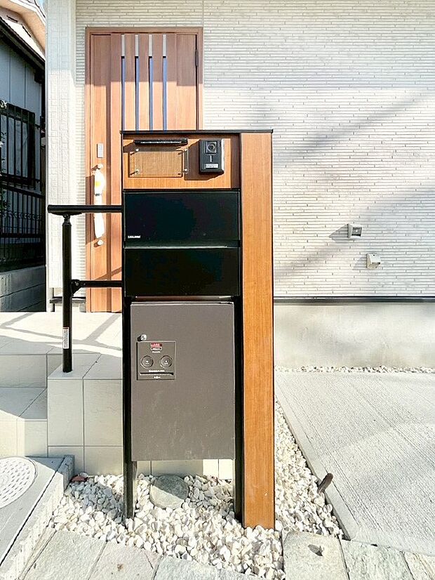 【その他現地】シンプルデザインのポスト。