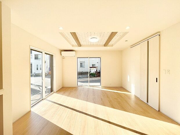 【リビングダイニング】家族団らんの時間も増えそうなくつろぎのリビングダイニング。   