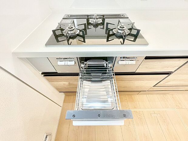 【その他設備(三ツ口コンロ)】三口ガスコンロでお料理が一気にはかどりそう。  