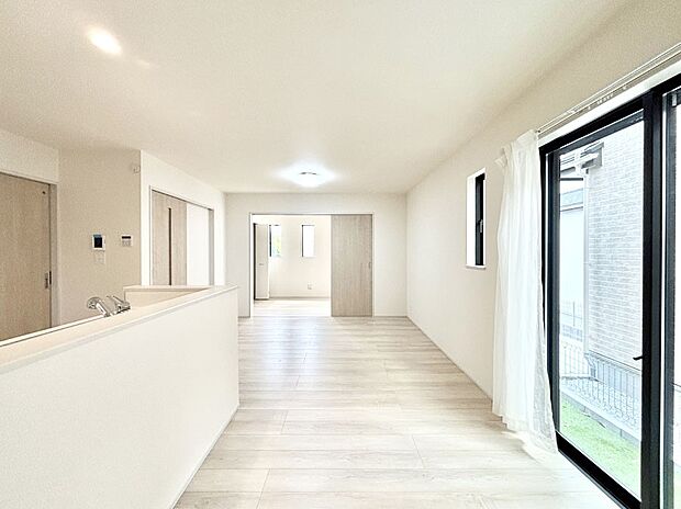 【ダイニング】大きな窓からたっぷりの陽光と風を感じられるリビング