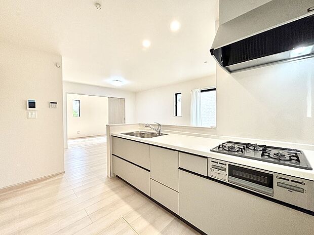 【ダイニングキッチン】料理をしながらでもご家族との会話を楽しめる対面キッチン